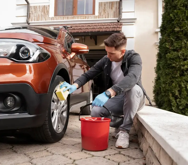 Lavage auto à domicile Sénac : professionnel intervenant sur un véhicule